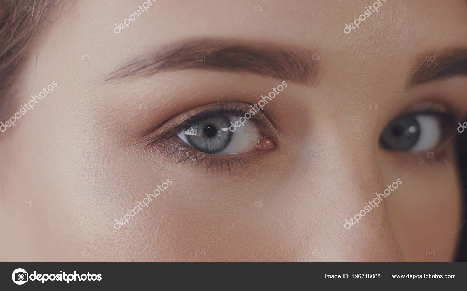 Schwarze Haare blaue Augen datieren