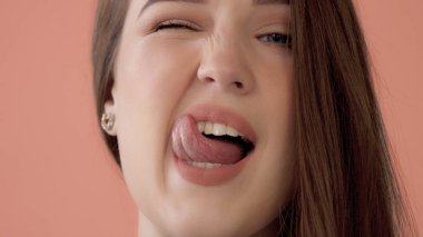 Eğleniyor ve surat, genç model closeup quaver, bir kamera için maymun oynamak