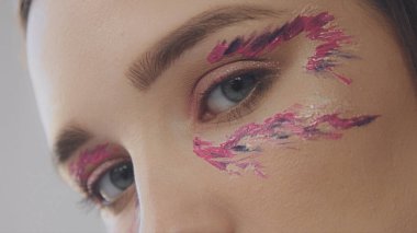 mavi gözlü genç kadının closeup