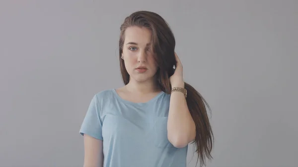 Retrato de cerca de un joven tejano posando ante una cámara con el pelo soplado —  Fotos de Stock