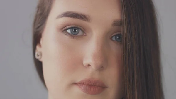 Mavi gözlü genç kadının closeup — Stok fotoğraf