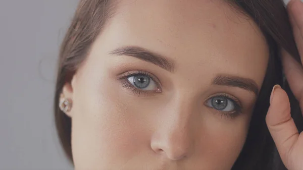 Nahaufnahme der blauen Augen einer jungen Frau — Stockfoto