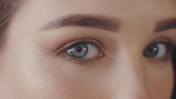 Крупный план голубых глаз молодой женщины — стоковое фото