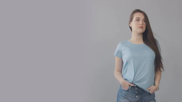 Retrato de cerca de un joven tejano posando ante una cámara con el pelo soplado —  Fotos de Stock