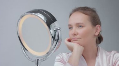 kafkas kadın hiçbir makyaj göz ile halka ışıklı ayna ile cildi incelemek ve yüz tedavi yapar