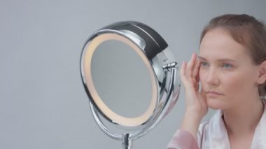 kafkas kadın hiçbir makyaj göz ile halka ışıklı ayna ile cildi incelemek ve yüz tedavi yapar
