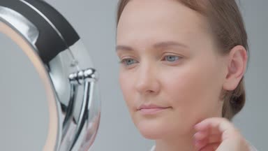 kafkas kadın hiçbir makyaj göz ile halka ışıklı ayna ile cildi incelemek ve yüz tedavi yapar