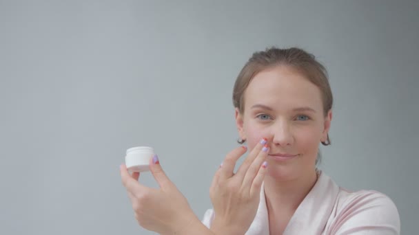 白种女人用无化妆镜与环形光检查她的皮肤, 做面部护理 — 图库视频影像