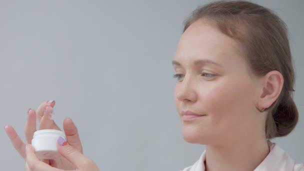 Mujer caucásica con espejo con anillo de luz sin maquillaje mirada examinar su piel y hace tratamiento facial — Vídeos de Stock