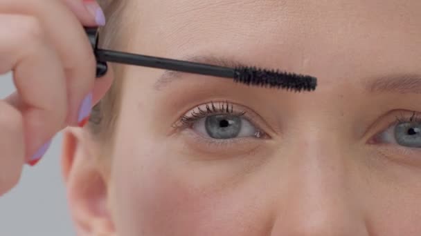 Kavkazský žena se zrcadlem s kroužkem světlem s žádný make-up vypadá zkoumat její kůži a dělá ošetření obličeje — Stock video