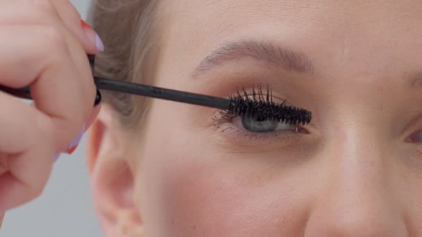 Mulher caucasiana com espelho com anel de luz sem maquiagem olhar examinar sua pele e faz tratamento facial — Vídeo de Stock