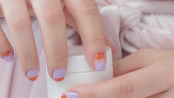 Close-up van de hand van de dames met een crème pot — Stockvideo