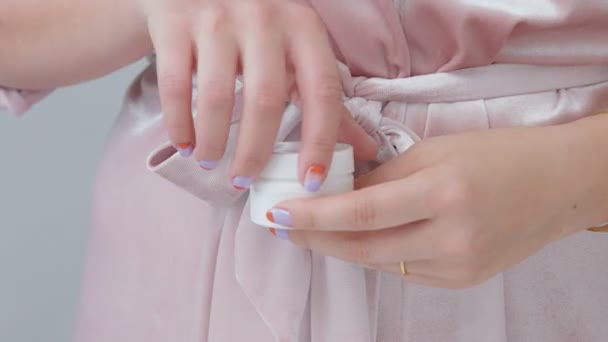 Close-up van de hand van de dames met een crème pot — Stockvideo