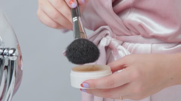 Primer plano de la mano de las mujeres con una olla de crema — Vídeo de stock