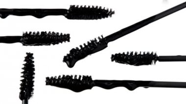 Fırçalar üzerine dökülen siyah sıvı ile maskara