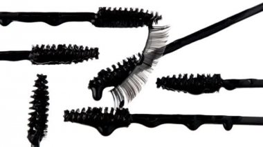 maskara damla üzerine sıvı maskara ile fırça ve bir falce lashes