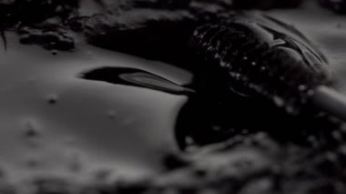 Bu sıvı taşıma siyah sıvı doku ve rimel fırçası