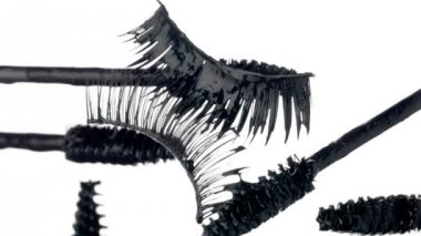 maskara damla üzerine sıvı maskara ile fırça ve bir falce lashes