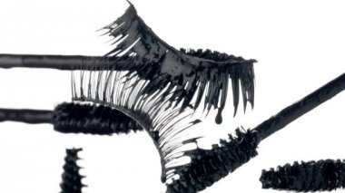 maskara damla üzerine sıvı maskara ile fırça ve bir falce lashes