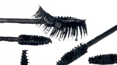 maskara damla üzerine sıvı maskara ile fırça ve bir falce lashes