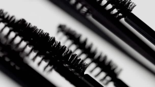 brosses de mascara macro sur blanc 