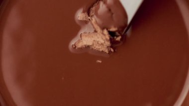 makro kompakt yüz toz ve sıvı temel üzerine dökülen