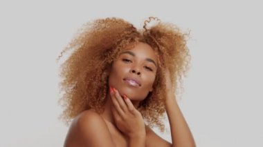 karışık ırk kadın Studio büyük kıvırcık afro sarı saçlı