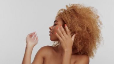 karışık ırk kadın Studio büyük kıvırcık afro sarı saçlı