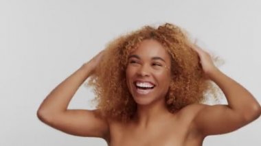 karışık ırk kadın Studio büyük kıvırcık afro sarı saçlı