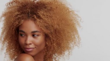 karışık ırk kadın Studio büyük kıvırcık afro sarı saçlı