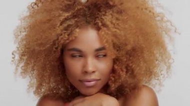 karışık ırk kadın Studio büyük kıvırcık afro sarı saçlı