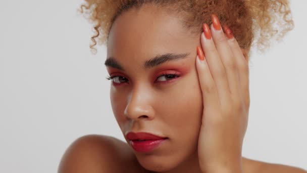 Mujer de raza mixta con gran pelo rubio afro rizado en el estudio — Vídeo de stock
