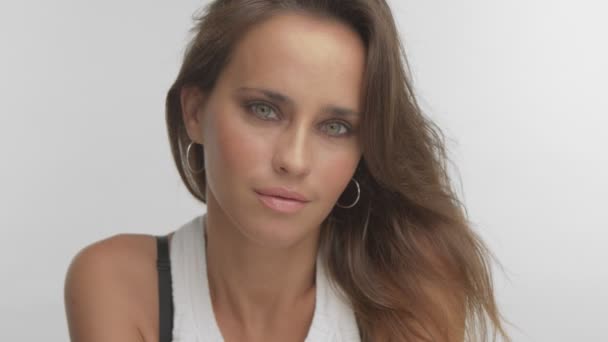 Mulher argentina com luz azul olhos verdes no estúdio — Vídeo de Stock
