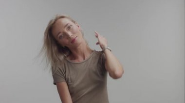 sarışın 30'lu kadın pozlar Studio kameraya