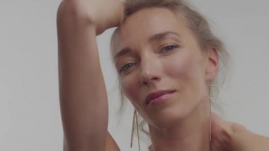 sarışın 30'lu kadın pozlar Studio kameraya