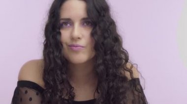 Siyah kıvırcık saçlı artı boyutu model leylak makyaj Lila zemin üzerine kahverengi gözlü