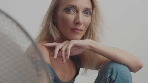 Blondynka 30s kobieta pozuje w studio do kamery — Wideo stockowe