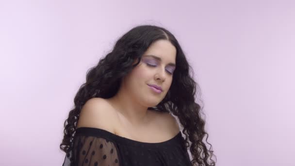 Cabelo encaracolado preto plus size model com olhos castanhos sobre fundo lilás com maquiagem lilás — Vídeo de Stock