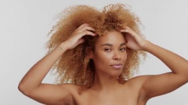 karışık ırk kadın Studio büyük kıvırcık afro sarı saçlı