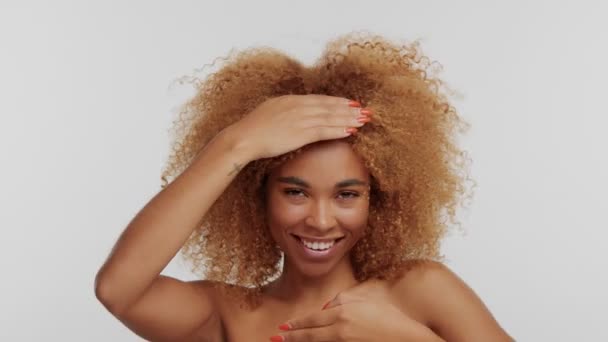 Blandad ras kvinna med stora Lockigt blond afrohår i studio — Stockvideo