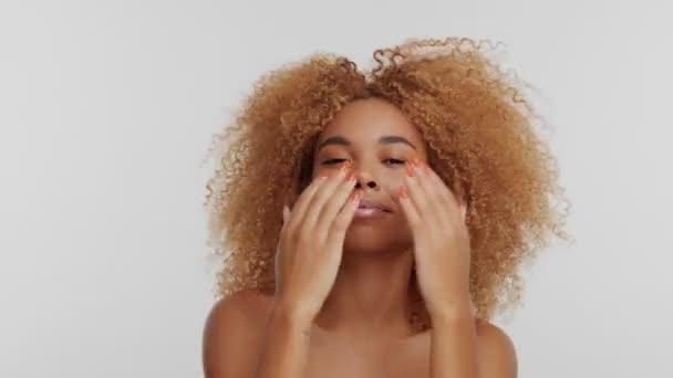Karışık Irk Kadın Gülümseyerek Yüzünü Ellerine Poz Studio Büyük Kıvırcık — Stok video