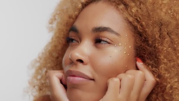 Mujer de raza mixta con gran pelo rubio afro rizado en el estudio — Vídeos de Stock