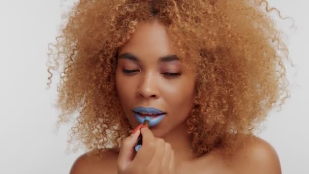 Karışık ırk kadın Studio büyük kıvırcık afro sarı saçlı — Stok video