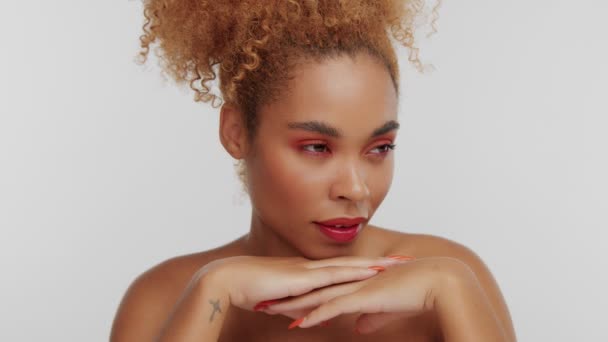 Mujer de raza mixta con gran pelo rubio afro rizado en el estudio lleva maquillaje rojo brillante — Vídeo de stock