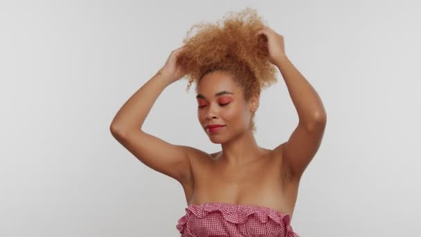 Mujer de raza mixta con gran pelo rubio afro rizado en el estudio lleva maquillaje rojo brillante — Vídeos de Stock