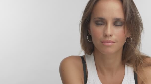 Mulher argentina com luz azul olhos verdes no estúdio — Vídeo de Stock