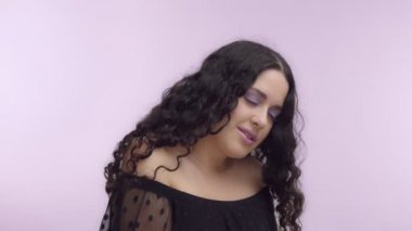 Siyah kıvırcık saçlı artı boyutu model leylak makyaj Lila zemin üzerine kahverengi gözlü