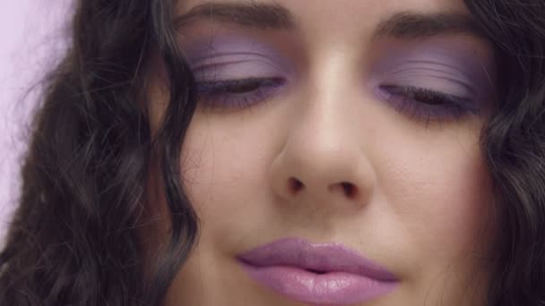 Black curly hair plus size model with brown eyes on lilac background with lilac makeup — Stock Video