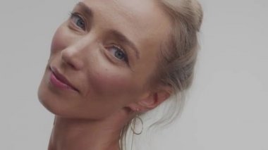 sarışın 30'lu kadın pozlar Studio kameraya