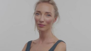 sarışın 30'lu kadın pozlar Studio kameraya